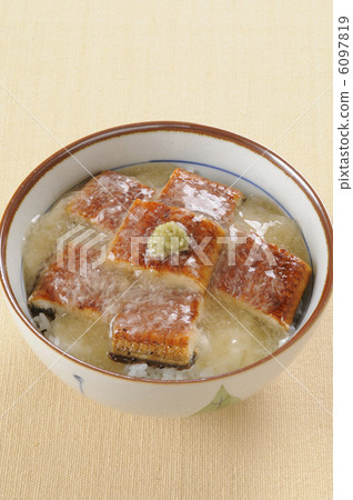 鰻魚的生薑鋸末醬在米飯上 鰻魚的生薑鋸末醬在米飯上 6097819
