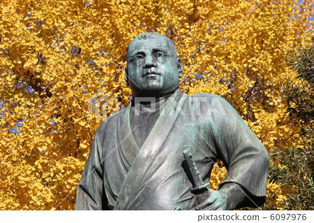 Saigo Riki Statue of late autumn 6097976