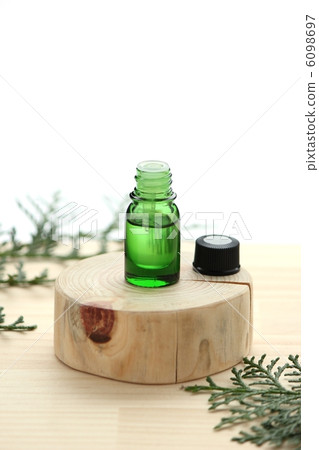 Hinoki essential oil Hinoki essential oil 6098697