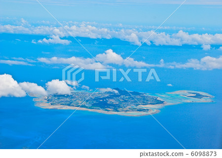 Aerial photographing of "Izenajima (left side) (left)" and "Yahaha island (Ya Hajima) (right)" (Izena village in Shimajiri gun, Okinawa Prefecture) 6098873