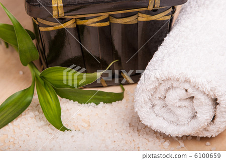 sea salt and towels for spa 6100659