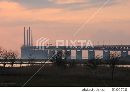 Bridge connecting Sweden and Denmark Bridge connecting Sweden and Denmark 6100728