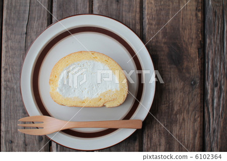 盤子裡的奶油捲蛋糕——零食時間 6102364