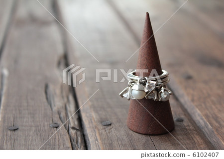 Zirconia and pearl triple design silver ring Zirconia and pearl triple design silver ring 6102407