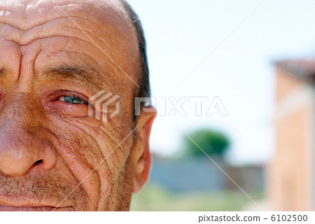 Old wrinkled man 6102500