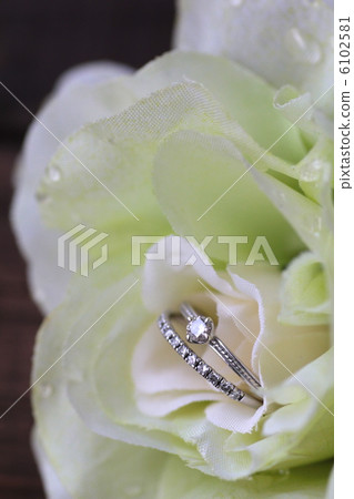 Double diamond ring and white rose - wedding image 6102581