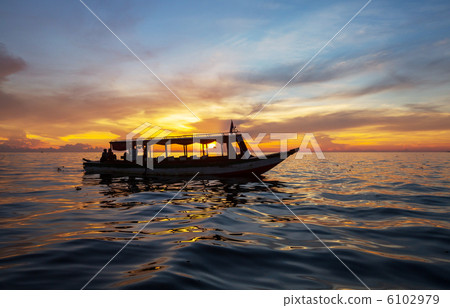 Boat on sunset 6102979