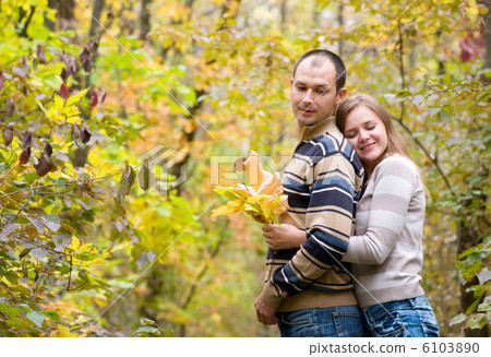 couple walking 6103890