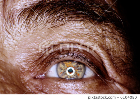 Old wrinkle man eye in macro 6104080