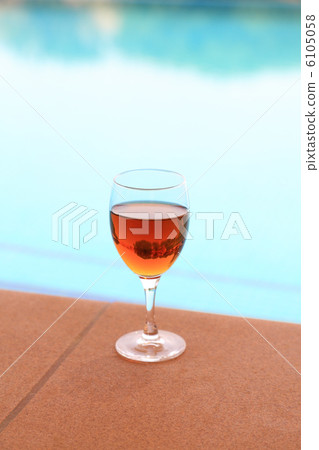 在池畔喝酒 6105058