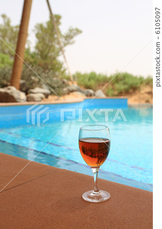 在池畔喝酒 6105097