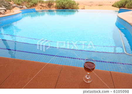 在池畔喝酒 6105098