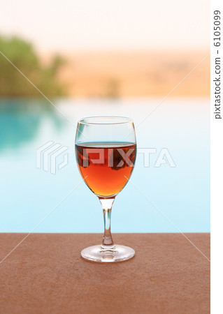 在池畔喝酒 6105099