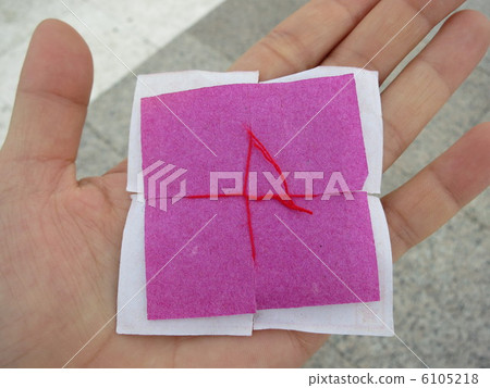 金箔卡在金色的岩石上 6105218