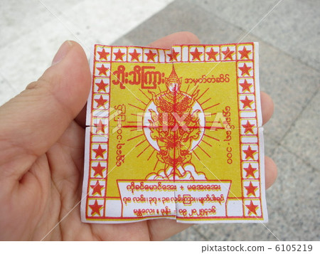 金箔卡在金色的岩石上 6105219