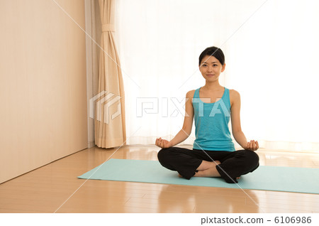 Women who do yoga 6106986