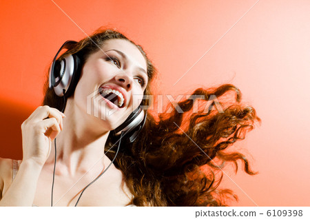 girl in headphones 6109398
