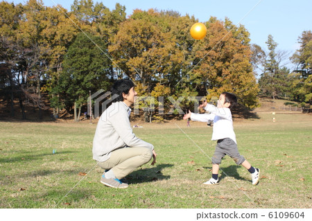 Papa playing ball and son 6109604