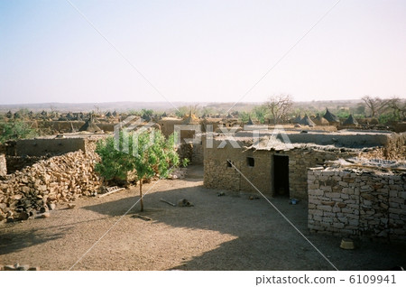 House in the village of Dogon 6109941