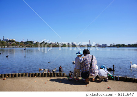 Senba湖父親和雙胞胎兄弟 6111647