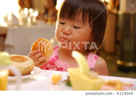 一個吃麵包的女孩 一個吃麵包的女孩 6114044