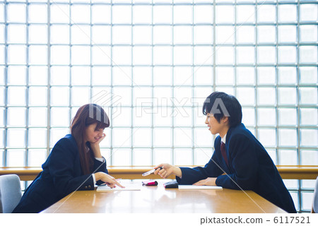 A high school student couple studying in the library 6117521