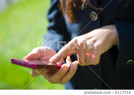 操作智能手機的女高中生 操作智能手機的女高中生 6117558