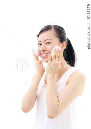 Washing face girl 6118359