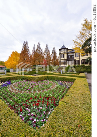 Yokohama Yamate Italian Garden: Heart-shaped flowerbed and diplomat's house 6118882