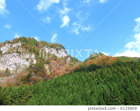 The autumnal leaves of Ka Furuki (Kotaro rock) "Murore Redeme Aoyama Quasi-national Park" 6119809