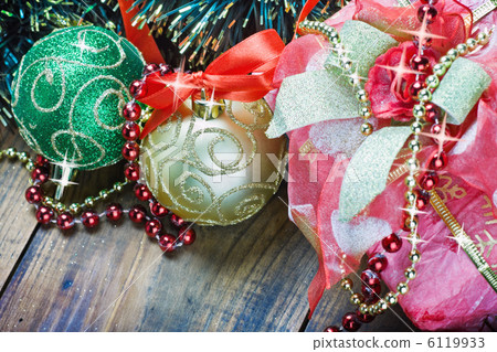 Christmas decorations, balloons and gifts 6119933