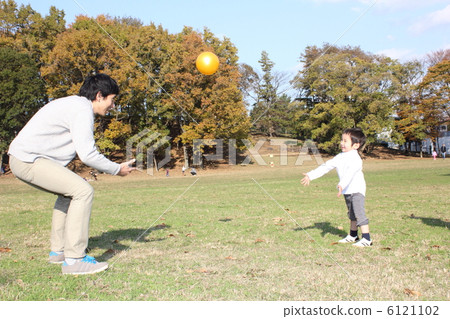 Papa playing ball and son 6121102
