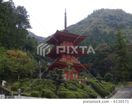 深秋Mimaku國家Nagafukuji三塔 6130571