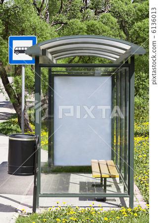 與廣告的汽車站在玻璃後 6136013