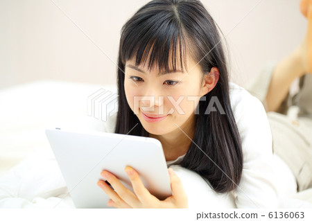 Girls using iPad 6136063