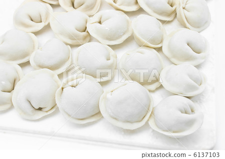 Traditional Russian dishes. Siberian pelmeni 6137103
