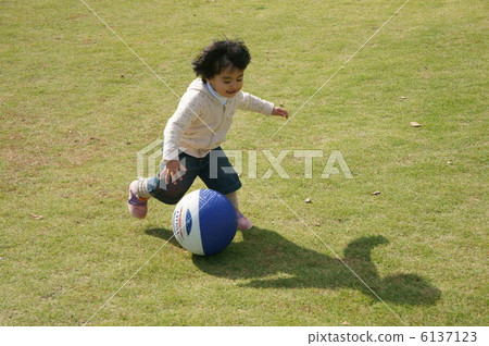 打球的女孩 6137123