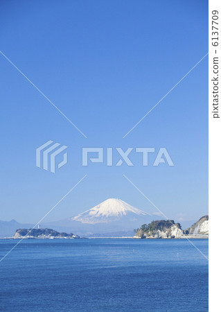 從木材座位看到的江之島和富士山 6137709