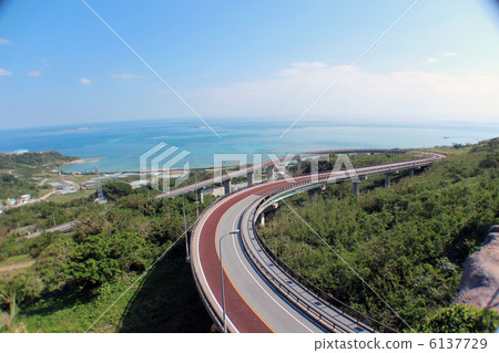 Niraikanai大橋和沖繩的藍海 6137729