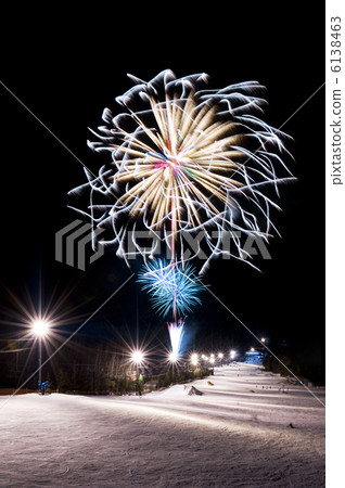 在滑雪勝地的煙花 6138463