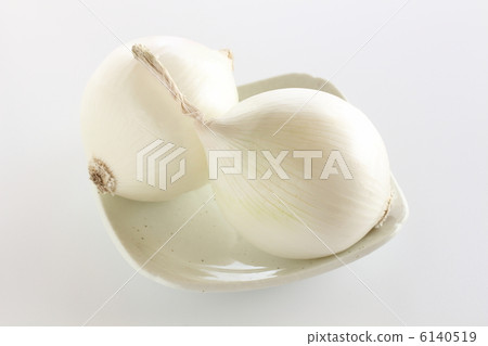 White onion White onion 6140519