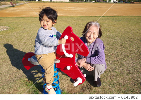 在公園裡 在公園裡 6143902