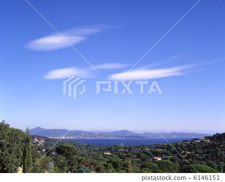 St Tropez海灣和從小山的頂端看的白色雲彩 6146151