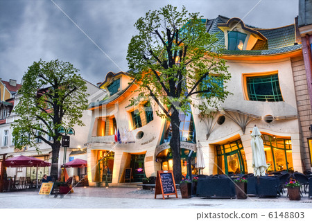 crooked house 6148803