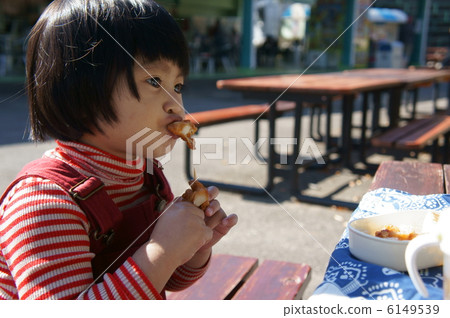 女孩吃午飯 6149539