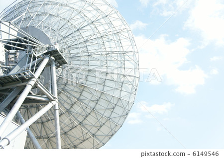 在拋物面天線後面 6149546