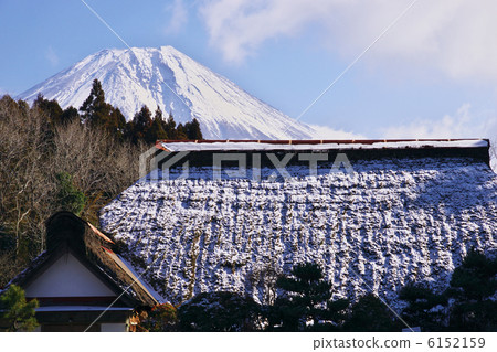 茅草屋頂和富士山 6152159