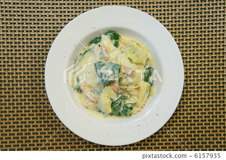 意大利面冷顫菠菜,捲心菜和pancetta豆奶奶油醬 意大利面冷顫菠菜,捲心菜和pancetta豆奶奶油醬 6157935