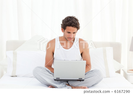 Man working on his laptop at home 6167290