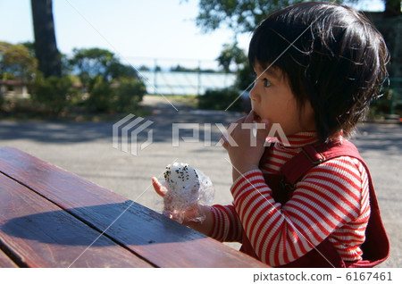 一個吃飯糰的女孩 一個吃飯糰的女孩 6167461